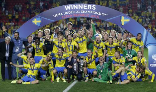Ｕ－２１欧州選手権で優勝したスウェーデン代表（ＡＰ）