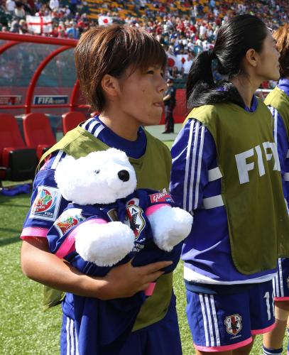 ＜日本・イングランド＞試合前、安藤のユニホームを着せたぬいぐるみを手に並ぶ岩渕