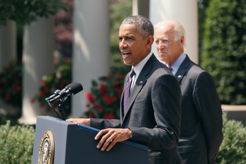 米ホワイトハウスで記者会見するオバマ大統領（左）とバイデン副大統領