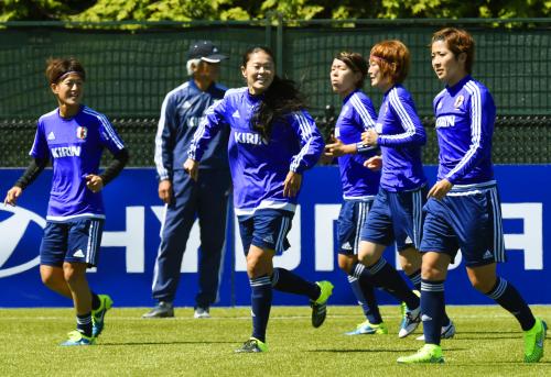 サッカー女子Ｗ杯決勝に向け、練習で汗を流す（左から）有吉、澤、岩清水、阪口、永里