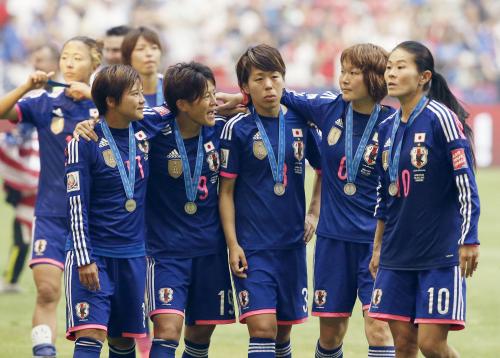 表彰を終えメダルを胸に引き揚げる（手前左から）大野、有吉、岩清水、阪口、澤