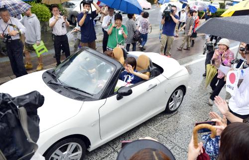 オープンカーでパレードする、サッカー女子日本代表の宮間あや