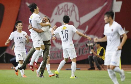 新潟―鹿島　試合終了間際、遠藤（手前右）のゴールが決まり、セレーゾ監督と抱き合って喜ぶ金崎ら鹿島イレブン