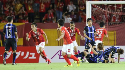 ＜名古屋・Ｇ大阪＞後半４分、永井（左）はゴールを決め、ガックリのＧ大阪ＤＦを背にガッツポーズ