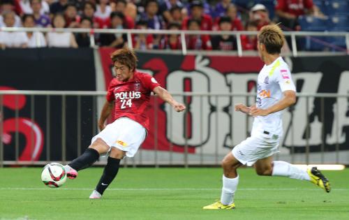 ＜浦和・広島＞前半３５分、浦和・関根（左）が右足で先制ゴールを決める