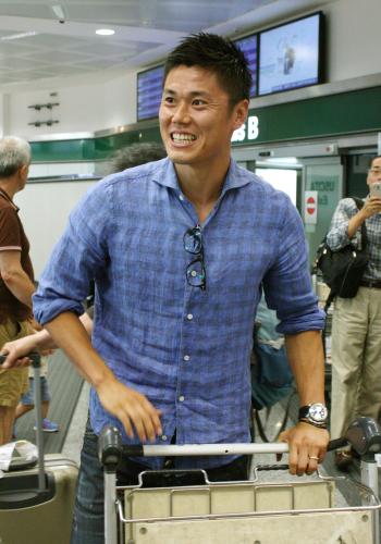 イタリアのミラノに到着し、空港で取材に応じる日本代表ＧＫ川島永嗣