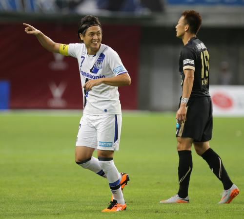 ＜神戸・Ｇ大阪＞前半１２分、遠藤は先制ゴールを決め、笑顔で喜ぶ