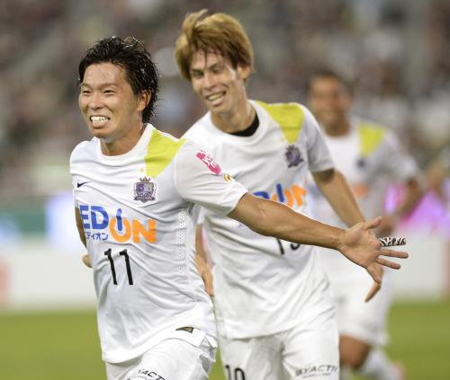 神戸―広島　前半、２点目のゴールを決め喜ぶ広島・佐藤（左）