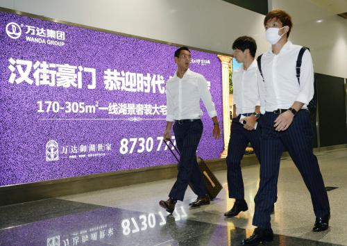 東アジア・カップが行われる中国・武漢の空港に到着した槙野（左）ら日本代表イレブン