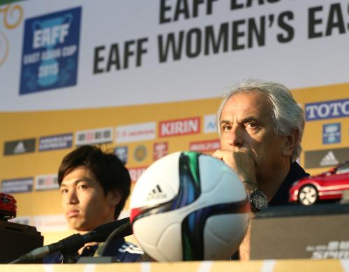 東アジア杯の会見で鋭い視線を見せるハリルホジッチ監督（右）と森重