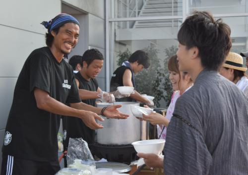 横浜サポーターに特製カレーを２００食配り笑顔の中沢（左）