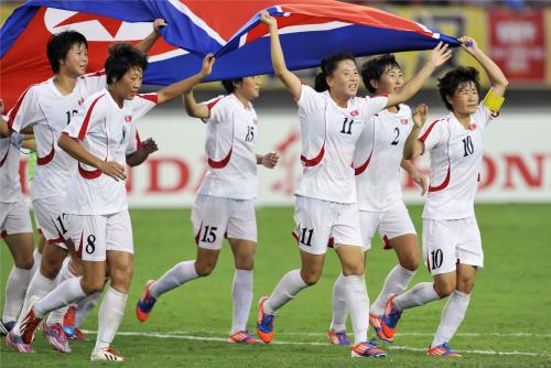 東アジア杯２連覇を果たし、国旗を手に喜ぶ北朝鮮イレブン