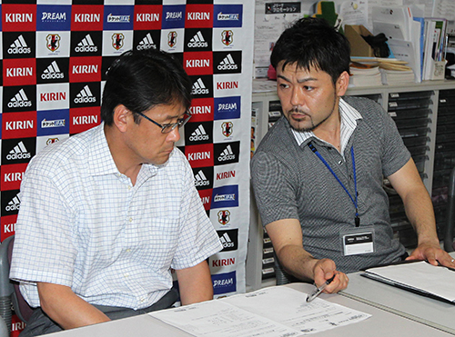 ２０１１年７月、Ｕ―２２日本代表の関塚監督（左）とともに記者会見に出席した辻上裕章氏。日本サッカー協会の広報を務めていた