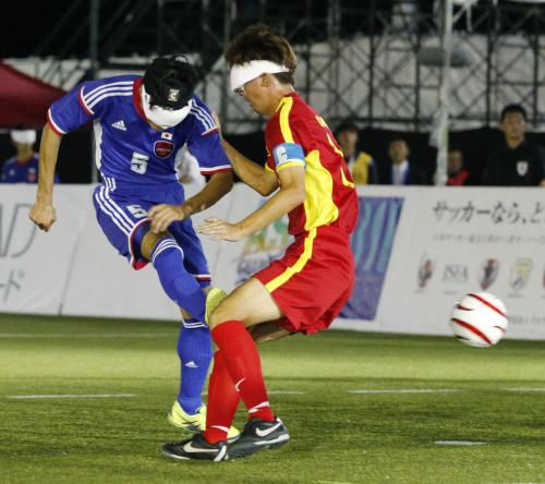 ブラインドサッカーのアジア選手権が開幕。中国戦で、シュートを放つ黒田選手（左）