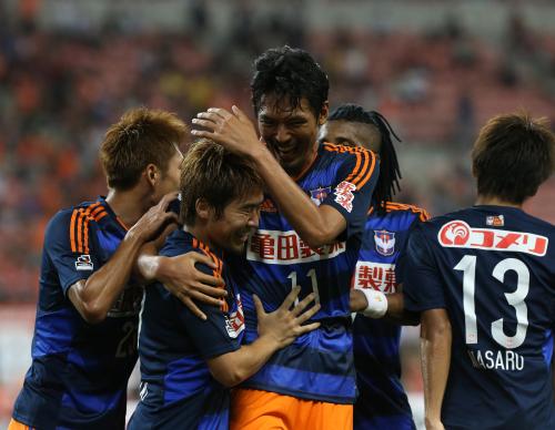 浦和戦の後半、新潟・指宿（１１）がゴールを決め山崎（左から２人目）と喜ぶ