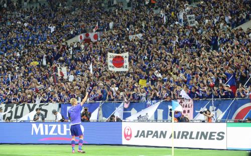＜日本・カンボジア＞試合後にスタンドのファンの視線を一身に受ける本田