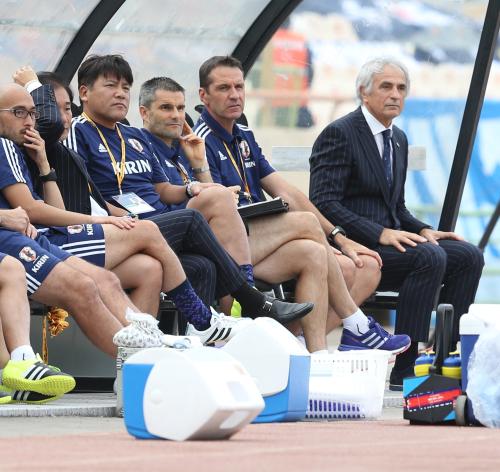 ＜アフガニスタン・日本＞後半、ベンチに座って試合を見守るハリルホジッチ監督