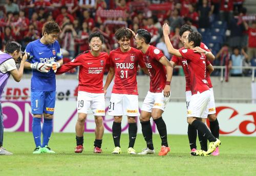 ＜浦和・柏＞試合後、笑顔を見せながら恒例のパフォーマンスを見せる（左から）西川、武藤、高木、槙野、森脇、梅崎