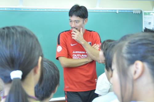 さいたま市の小学校を訪問し、児童からの質問に答える浦和ＭＦ阿部