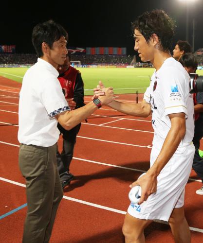 ＜甲府・鹿島＞試合終了後、金崎と握手する鹿島・石井監督（左）
