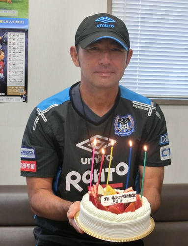 ５０歳の誕生日を迎えた長谷川監督はバースデーケーキを手に笑顔を見せる