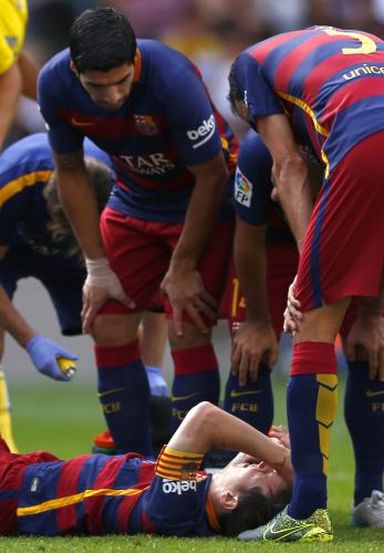 膝を痛め、ピッチに倒れるバルセロナのメッシ（ＡＰ）