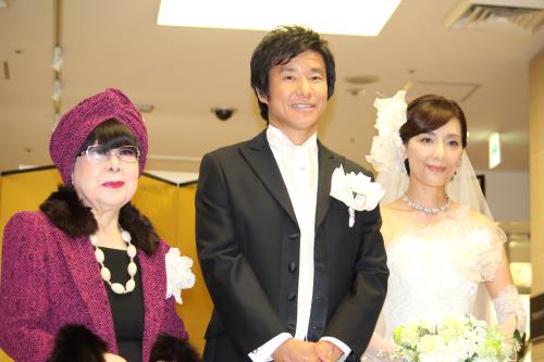 桂由美氏（左）とメンズフォーマル＆ウエディングドレス姿で登場した中山雅史・生田智子夫妻