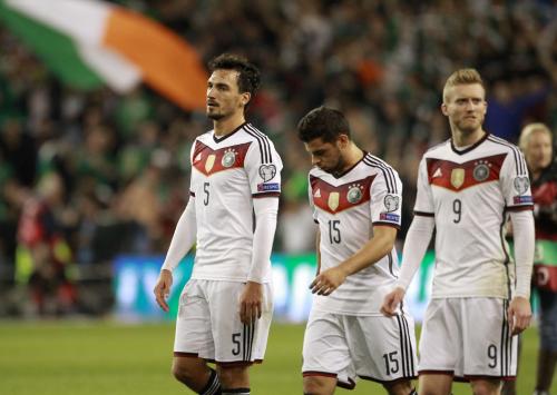 アイルランドに敗れ、ぼう然とした表情でピッチを後にするドイツの（左から）フンメルス、フォラント、シュールレ（ＡＰ）