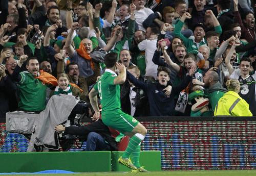 後半２５分、決勝ゴールを決めて観客の歓声に応えるアイルランドのロング（ＡＰ）