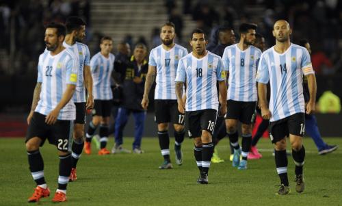 Ｗ杯南米予選エクアドル戦に敗れ、落胆の表情でピッチを後にするアルゼンチン代表（ＡＰ）
