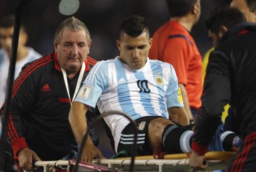 Ｗ杯南米予選エクアドル戦、前半２４分に負傷交代したアルゼンチン代表ＦＷアグエロ（ＡＰ）