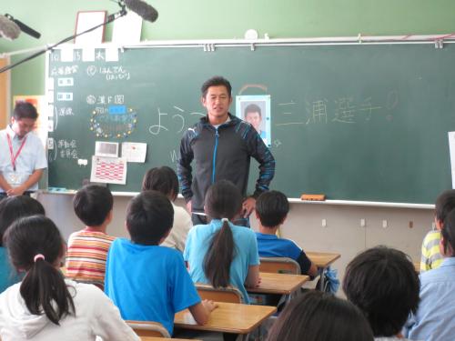 横浜の小学校で訪問授業するカズ
