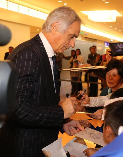 羽田空港でサインの求めるファンに対応するハリルホジッチ監督