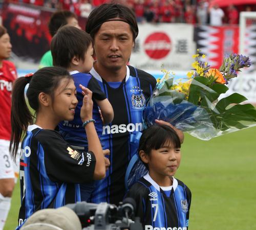 ＜Ｇ大阪・浦和＞Ｊ１通算５００試合出場を達成し、娘たちから花束を受け取る遠藤