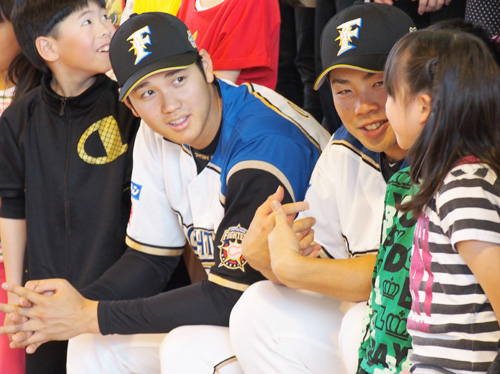 ４月、「地域貢献活動」の一環として札幌石山南小学校を訪問し、児童に話しかける大谷（左）と近藤