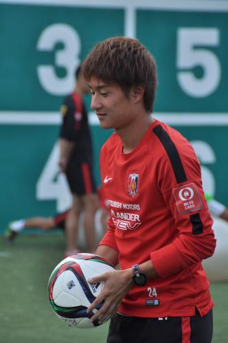 Ｕ―２２日本代表候補に初選出された浦和・関根は、練習で笑顔を見せる