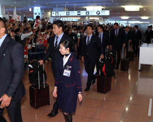 Ｗ杯から帰国。大勢のファンの出迎えに笑顔の（左から）五郎丸ら日本代表フィフティーン