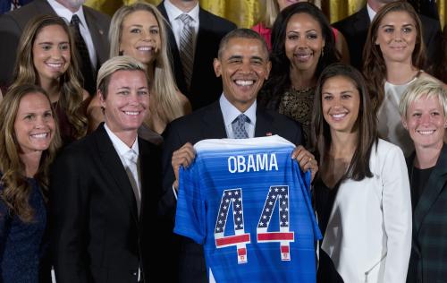 ホワイトハウスにオバマ大統領（中央）を訪問したワンバック（前列左から２人目）らサッカー女子米国代表（ＡＰ）
