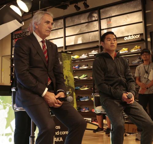 アディダス新店舗オープニングイベントに登場したサッカー日本代表ハリルホジッチ監督（左）とボクシング・井岡一翔