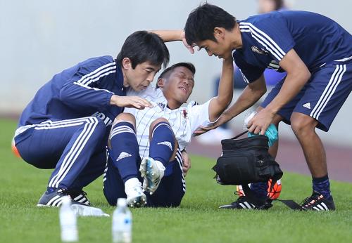 鳥栖戦の後半、負傷し抱えられるＵ―２２日本代表候補の喜田