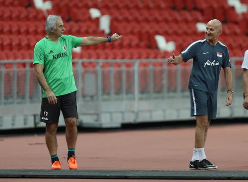 練習を終え、ピッチを去る途中でシンガポール代表スタッフ（右）とすれ違いあいさつするハリルホジッチ監督
