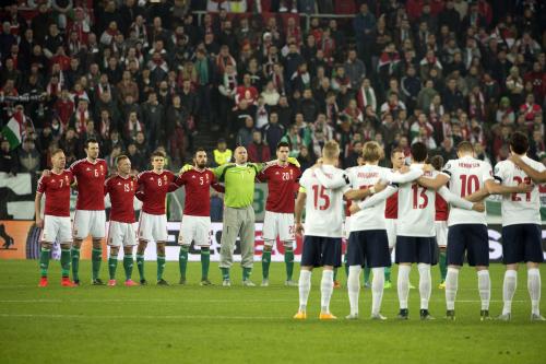 パリ同時多発テロの犠牲者を悼み、試合前に黙とうするノルウェー、ハンガリーの選手たち（ＡＰ）