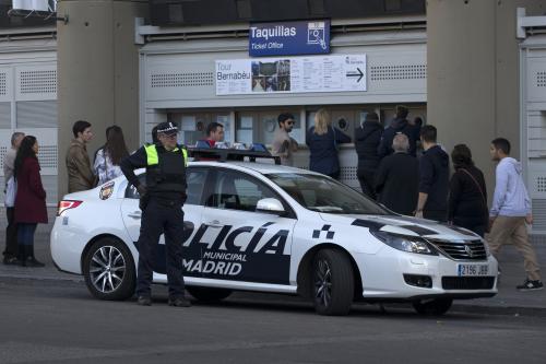 クラシコの行われる試合会場サンティアゴ・ベルナベウの外には１０００人以上警察官が配備される（ＡＰ）