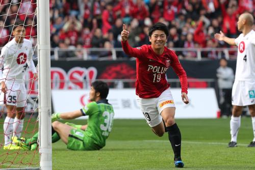 ＜浦和・神戸＞前半２分、右足のヒールで先制ゴールを決める浦和・武藤