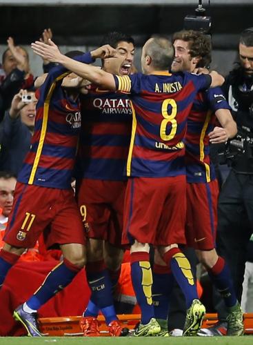 スアレスのゴールを喜ぶバルセロナの選手たち（ＡＰ）
