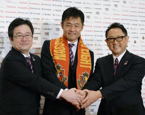 名古屋の久米社長（左）、豊田会長（右）と握手する小倉隆史ＧＭ兼任監督