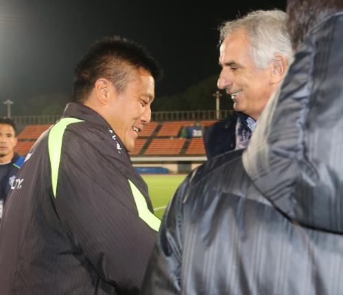 ＜Ｕ―２２代表・湘南＞試合後、湘南のチョウ・キジェ監督（左）と握手するハリルホジッチ監督
