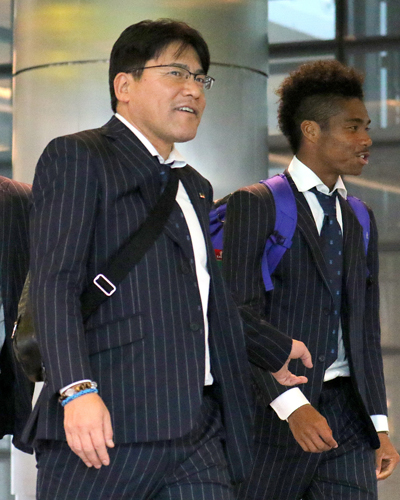 移動するＵ２２日本代表の手倉森監督（左）
