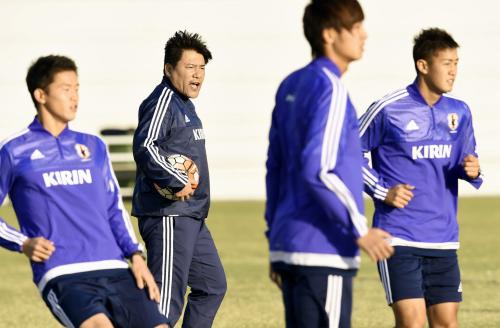 練習で選手に指示を出すＵ―２２日本代表の手倉森監督（左から２人目）