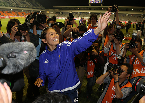 今年５月、南長野運動公園総合球技場で行われたイタリアとの親善試合で勝利し、笑顔を見せる日本代表ＭＦ澤穂希
